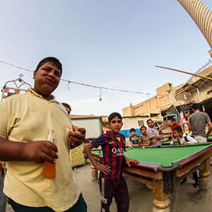 Irak, Hillah (Al Hilla). Dzieci grajacy w bilarda na jednej  z ulic w centrum miasta.